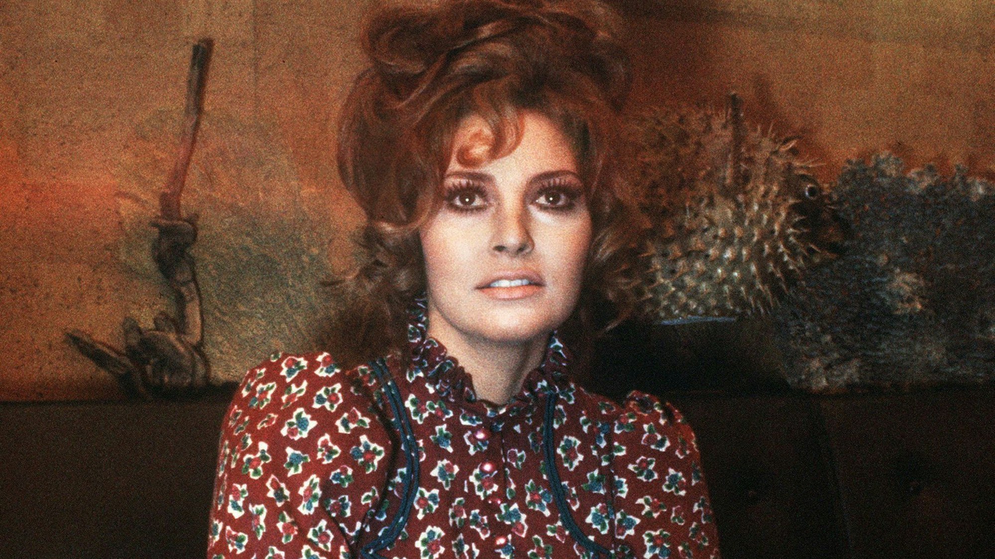 Rachel Welch 1967 am Pariser Flughafen Orly.