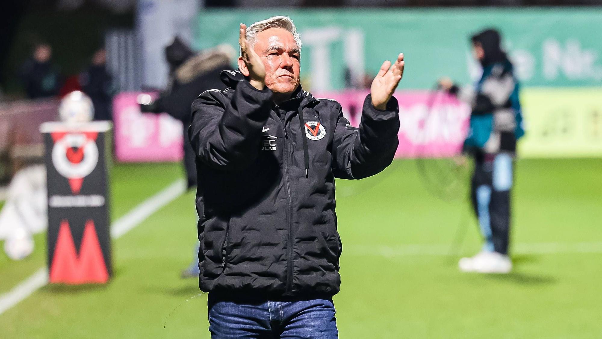 Olaf Janßen Trainer FC Viktoria Köln Olaf Janßen Trainer FC Viktoria Köln Fußball, 3. Liga, 22. Spieltag, Spielfotos: FC Viktoria Köln gegen Rot-Weiss Essen am 13. Februar 2023 im Sportpark Höhenberg in Köln Nordrhein-Westfalen / Deutschland / Germany. Endstand: 1:0 vor 4.604 Zuschauern. 3. Liga Saison 2022/2023. RWE, Rot Weiß Essen *** Olaf Janßen coach FC Viktoria Köln Olaf Janßen coach FC Viktoria Köln soccer, 3 Liga, 22 matchday, match photos FC Viktoria Köln against Rot Weiss Essen on 13 February 2023 at Sportpark Höhenberg in Cologne North Rhine Westphalia Germany final score 1 0 in front of 4 604 spectators 3 Liga season 2022 2023 RWE, Rot Weiß Essen