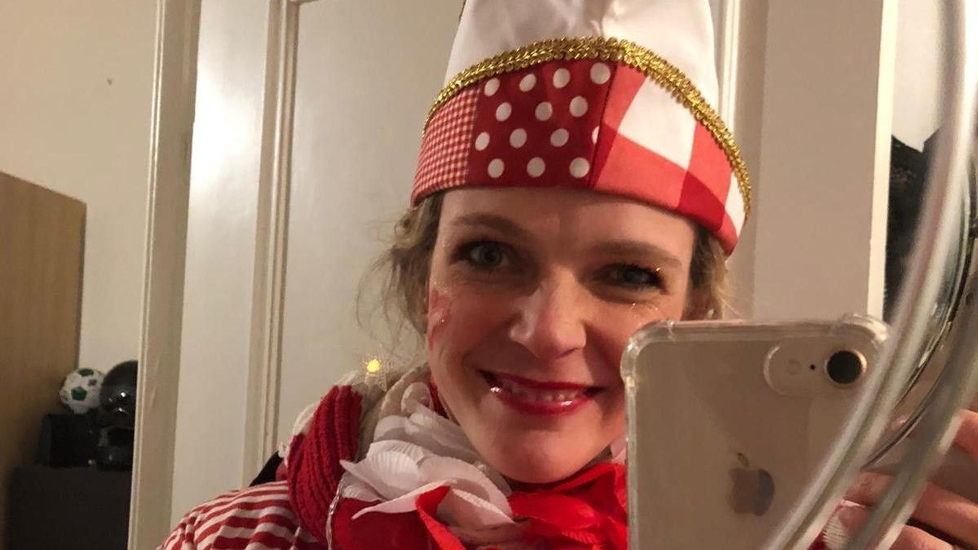 Lisa Harmann kostümiert vor dem Spiegel