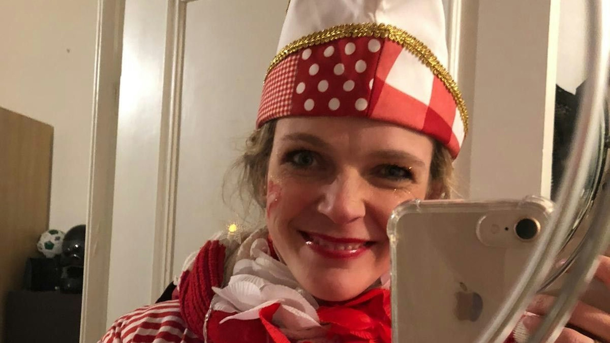 Lisa Harmann kostümiert vor dem Spiegel