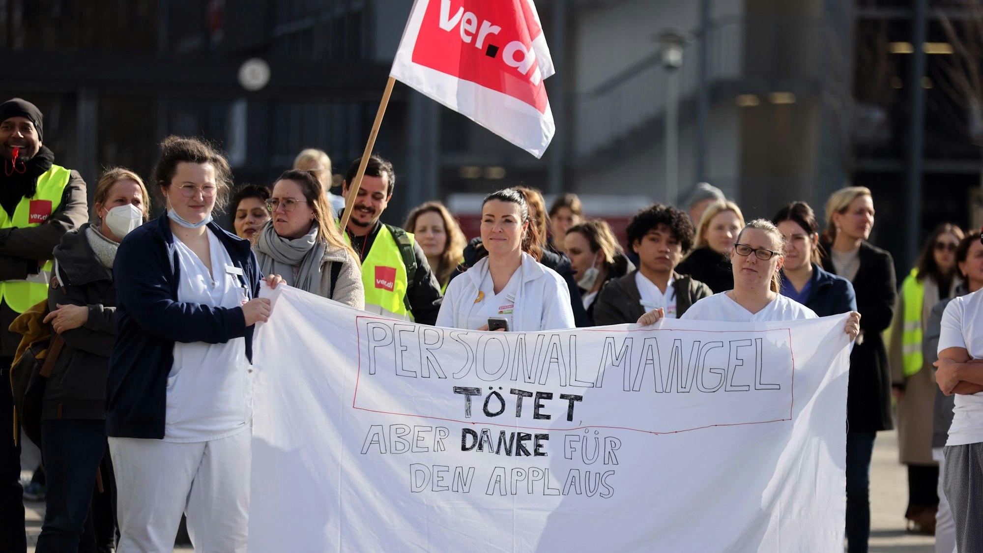 Streikende Pflegekräfte vor dem Krankenhaus Merheim.