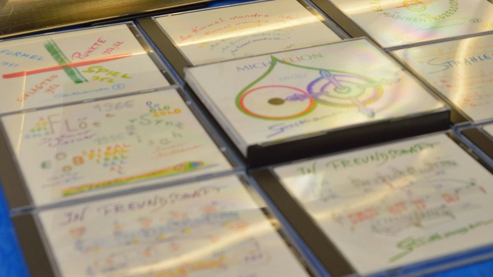 Die Kürtener Bücherei hat eine große Auswahl an Stockhausen-Literatur und -Kompositionen zu bieten.