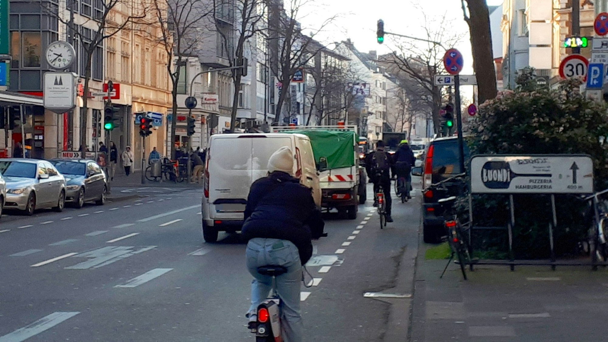 Autos und Radfahrer fahren auf der Neusser Straße.