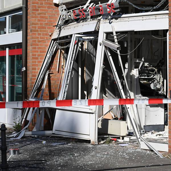 Ein zerstörter, explodierter Geldautomat an der Dürener Straße hinter rot-weißem Absperrband.