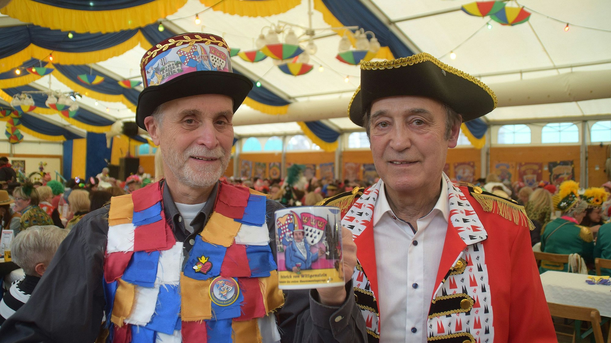 10. Februar 2023 Bornheim-Roisdorf. Der Vorsitzende der Heimatfreunde Roisdorf Ernst Gierlich (links) und Karl-Heinz-Hundhausen von den Heimatfreunden präsentieren die Roisdorfer Karnevalstasse. Foto: Frank Engel-Strebel