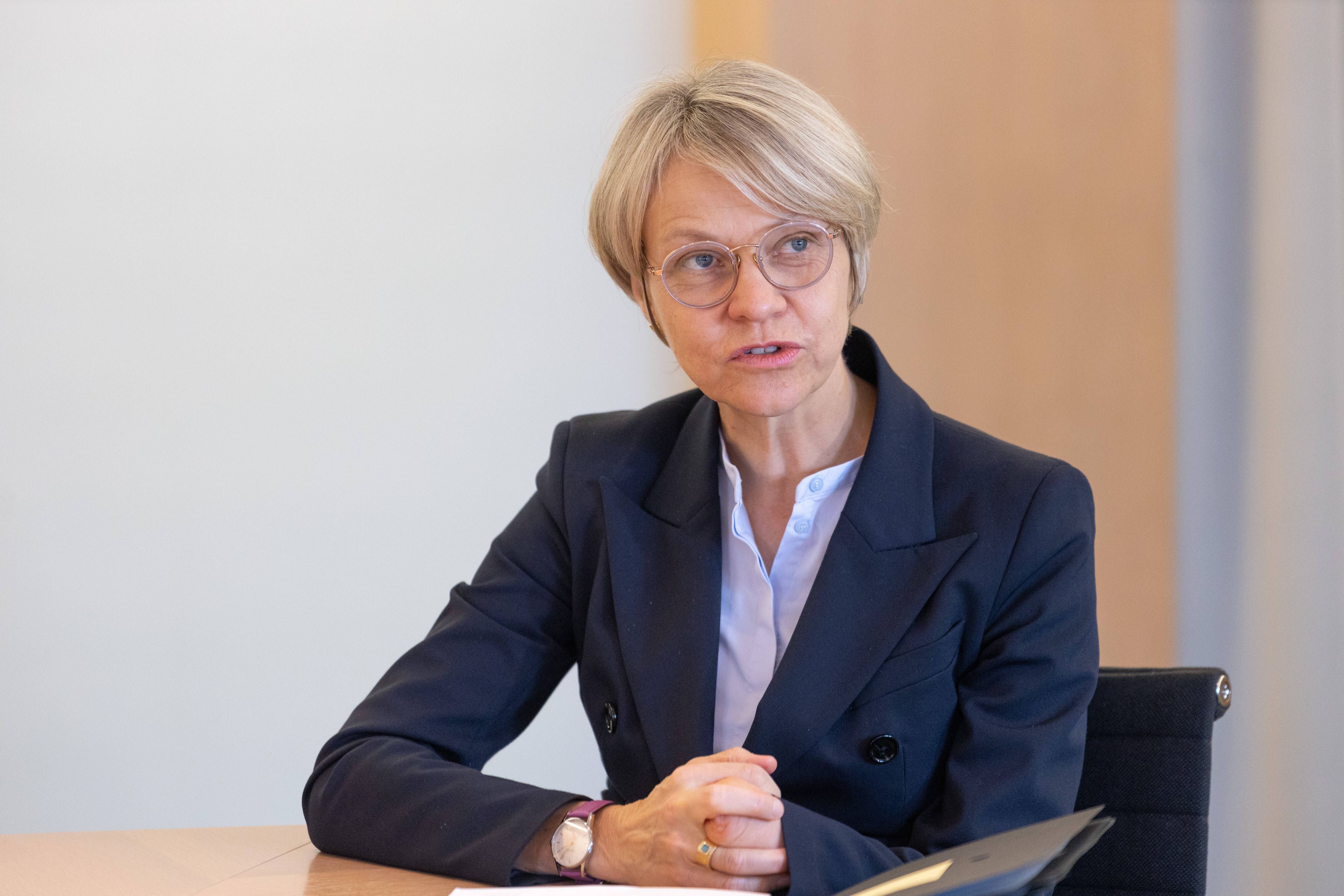 Nordrhein-Westfalens Schulministerin Dorothee Feller (CDU) spricht.