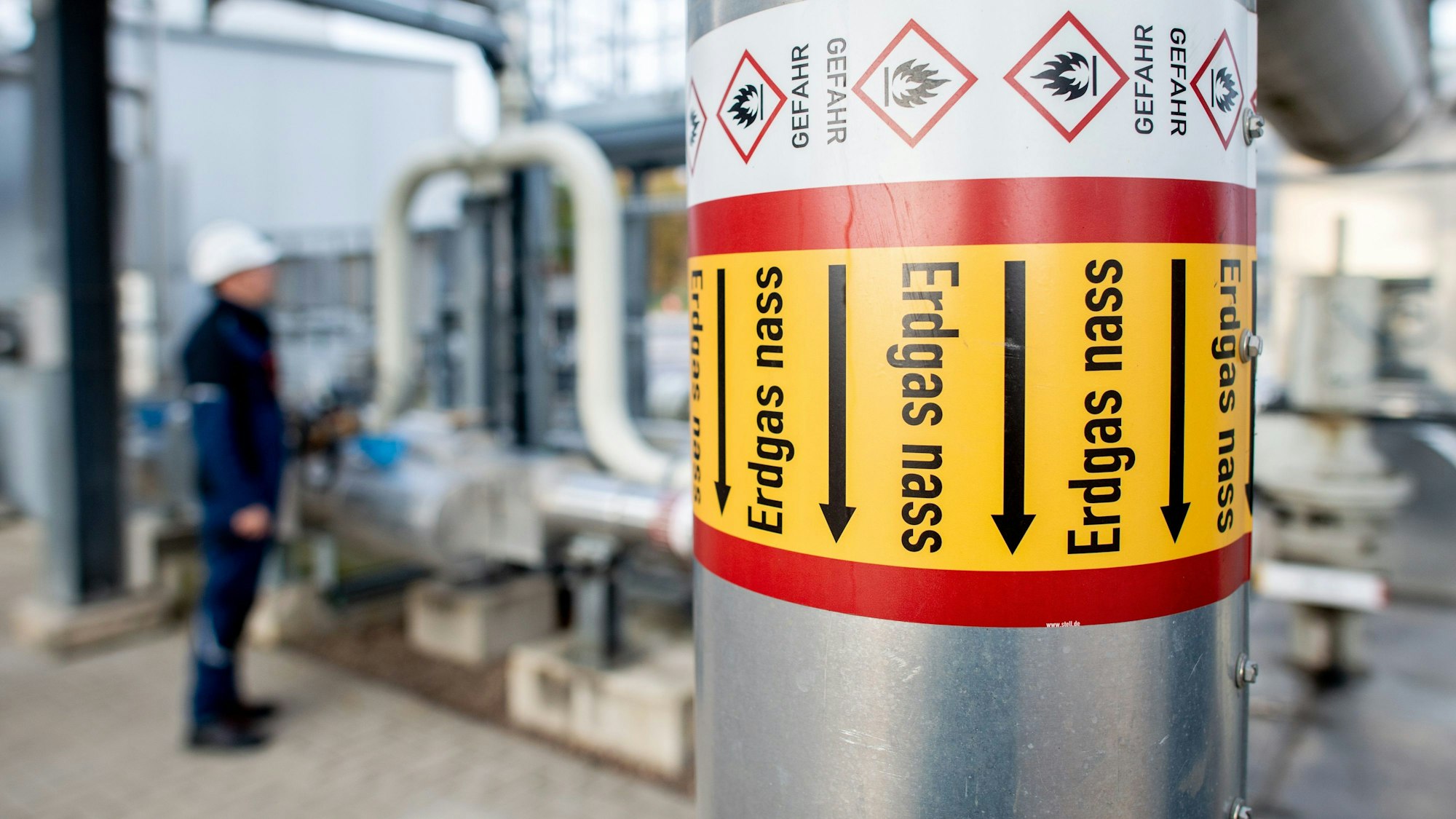 Rohre mit der Aufschrift „Erdgas nass“ verlaufen an einer technischen Anlage zur Kühlung von Erdgas auf dem Gelände des Erdgasspeichers Rehden der astora GmbH.