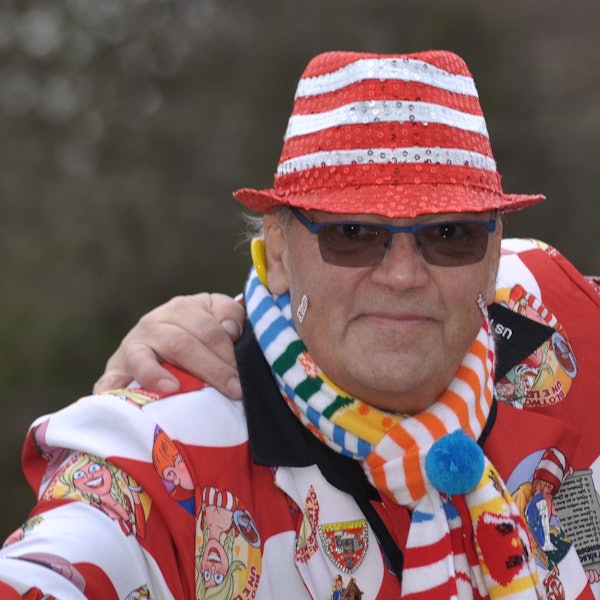 Wilfried aus Wüschheim braucht dringend eine Stammzellentherapie. Bei ihm ist Blutkrebs diagnostiziert worden. Auf dem Bild trägt der 64-Jährige ein Karnevalsoutfit.