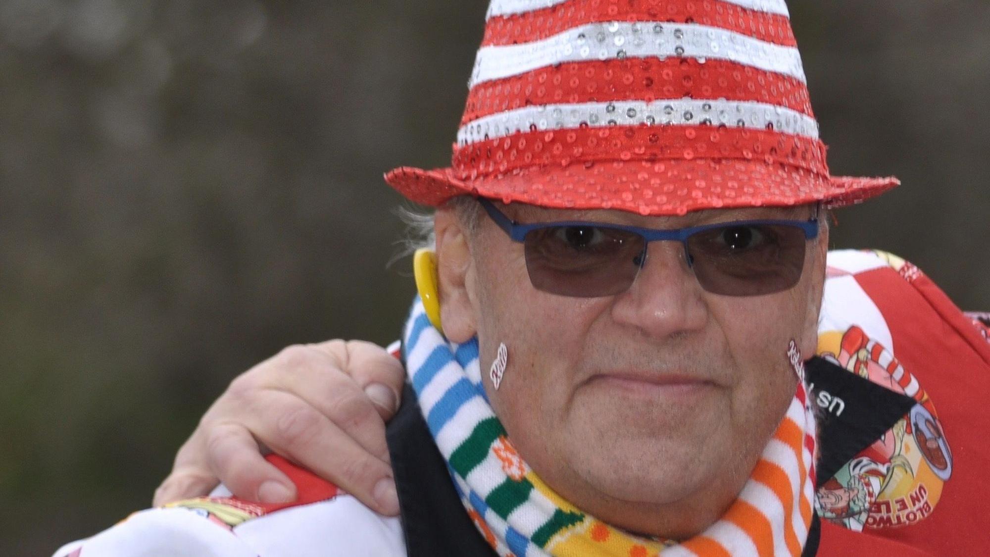 Wilfried aus Wüschheim braucht dringend eine Stammzellentherapie. Bei ihm ist Blutkrebs diagnostiziert worden. Auf dem Bild trägt der 64-Jährige ein Karnevalsoutfit.