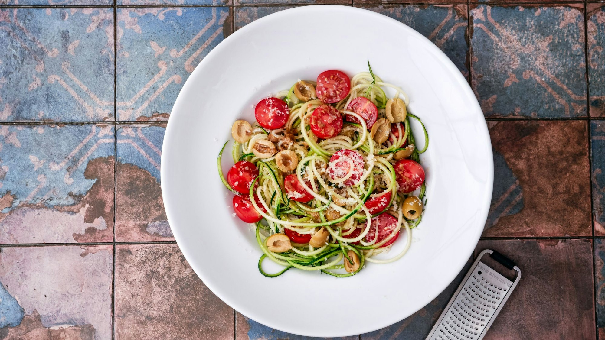 Zucchini-Spaghetti mit Oliven und Tomaten aus dem Buch Scheinfasten von Barbara Becker