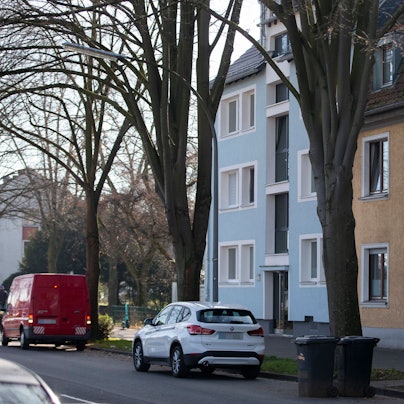 In dem Haus (Bildmitte) lebte der 56-jährige Kölner. Ermittler nahmen den Mann am Dienstagmorgen fest. Ihm wird Raubmord vorgeworfen.