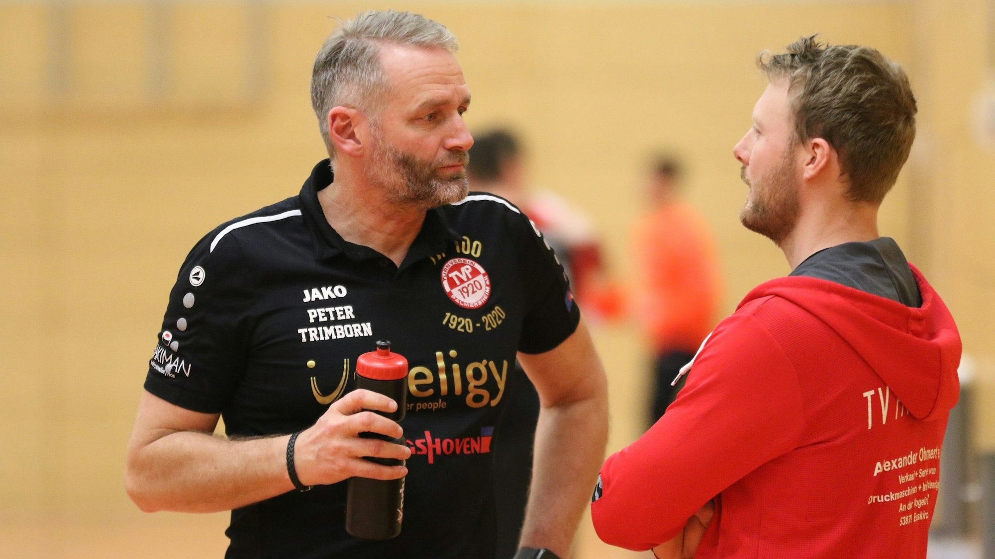 Palmersheims Trainer Peter Trimborn im Gespräch mit dem verletzten Leistungsträger René Lönenbach.