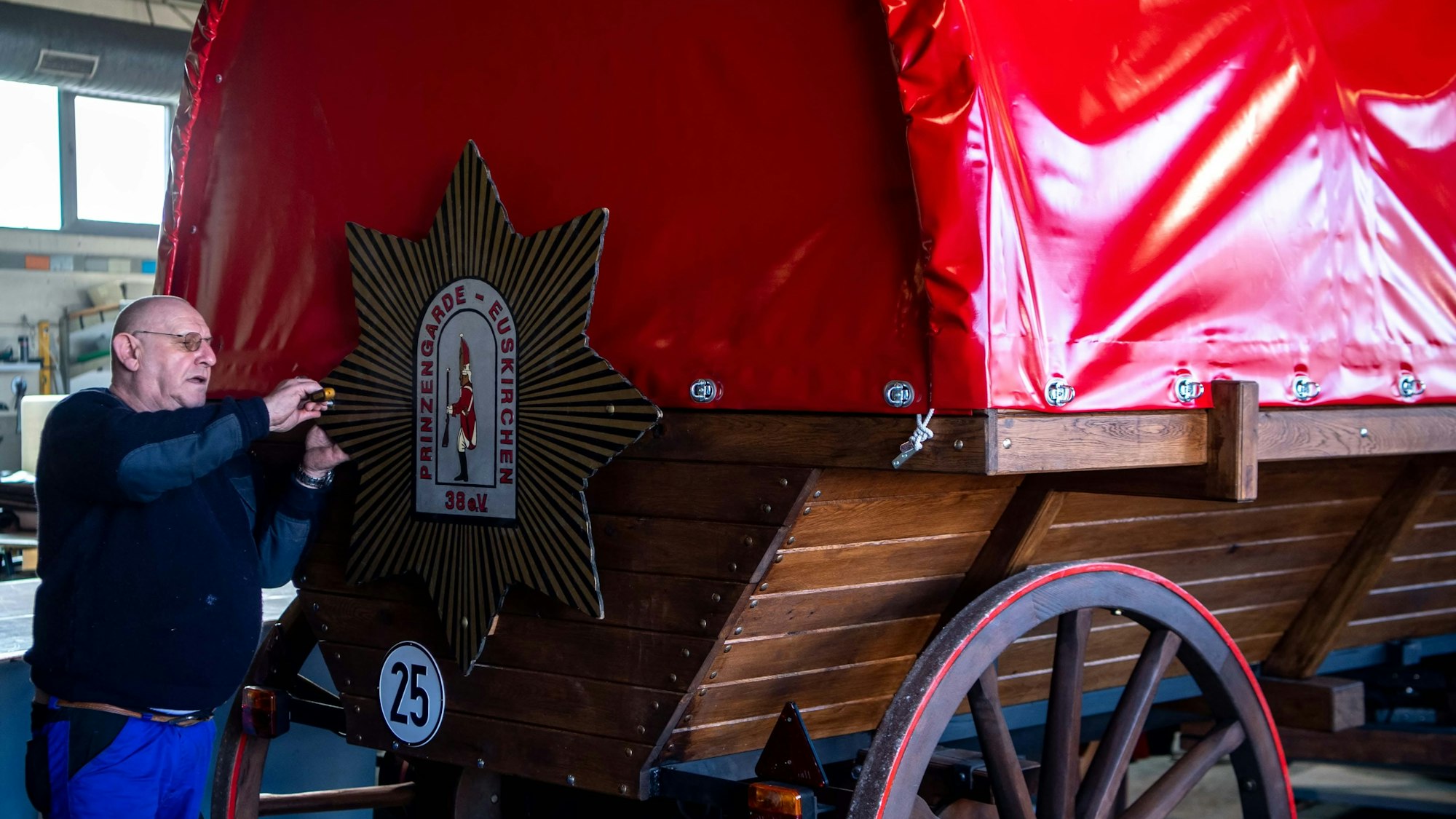 Blick auf den neu aufgebauten Wagen der Prinzengarde.