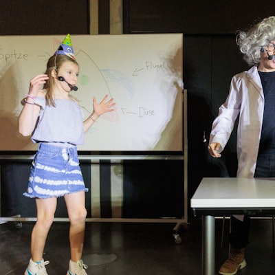 Im Theaterstück lässt der zerstreute Professor eine Cola-Flasche übersprudeln.