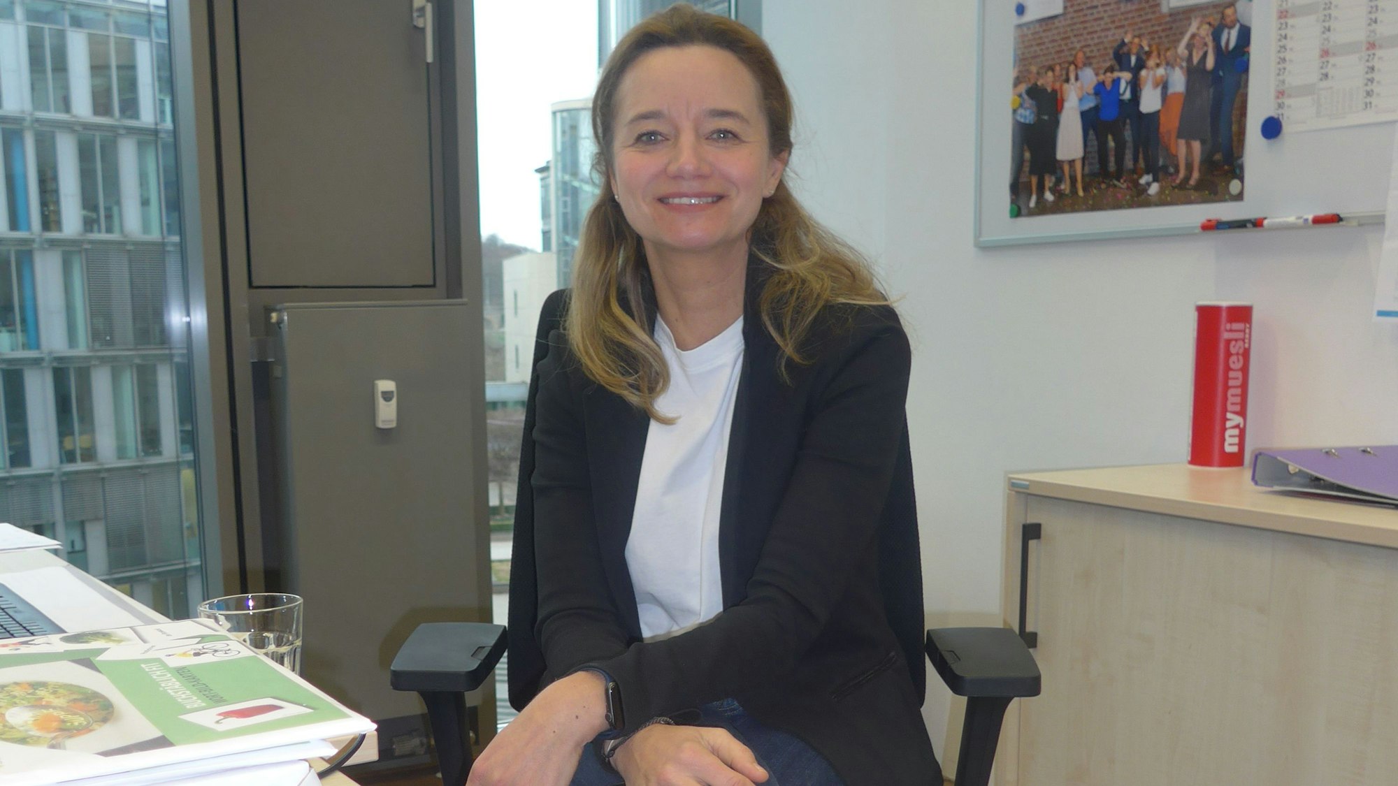 Das Foto zeigt Ernährungsberaterin Anette Schumacher in ihrem Büro. Sie hat jede Menge Tipps zum Thema Katerfrühstück. Die Königsdorfer Zugvögel verwöhnt sie mit einer thailändischen Hühnersuppe.