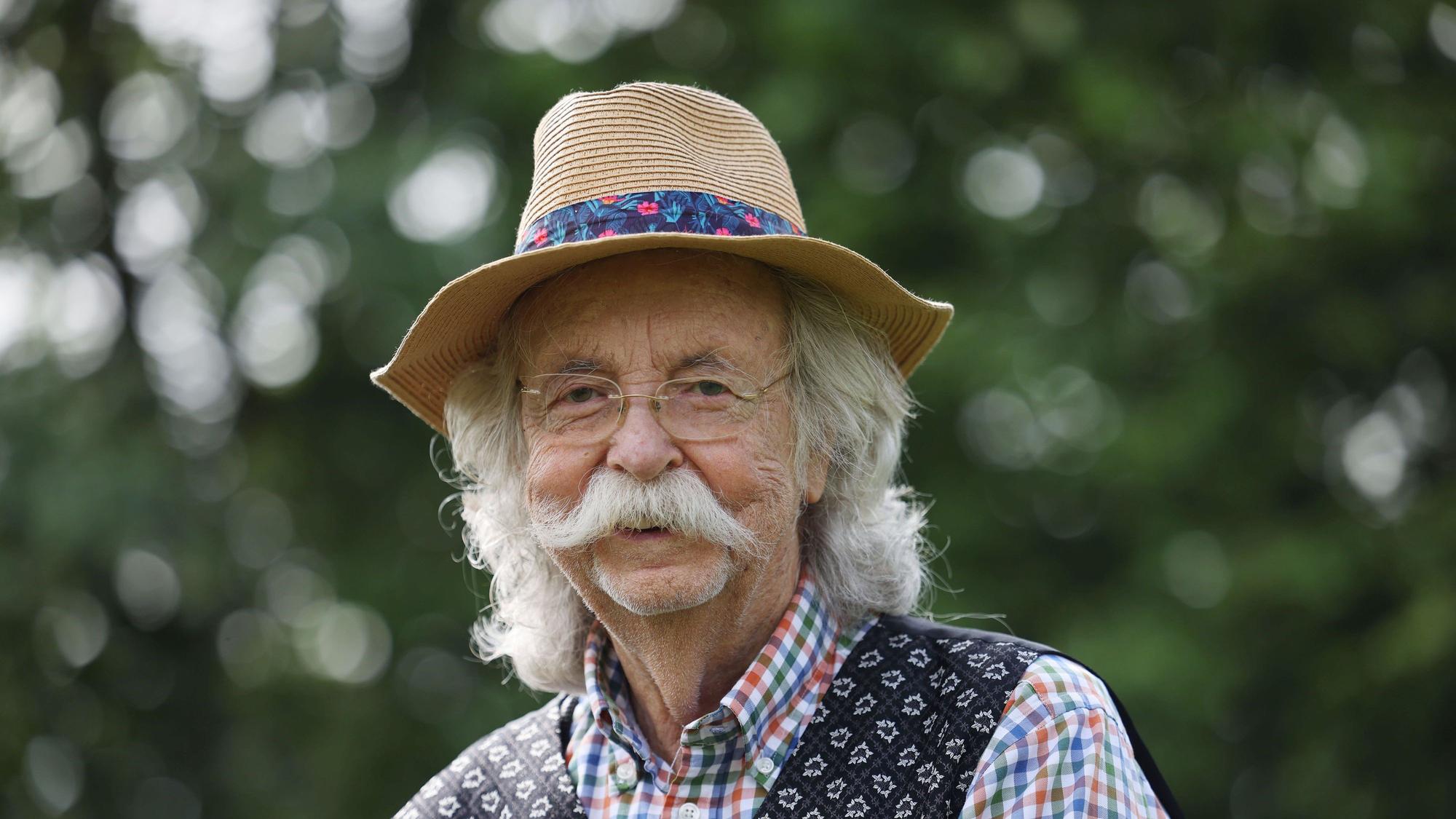 Jean Pütz, Wissenschaftsjournalist und Fernsehmoderator, steht in seinem Garten.