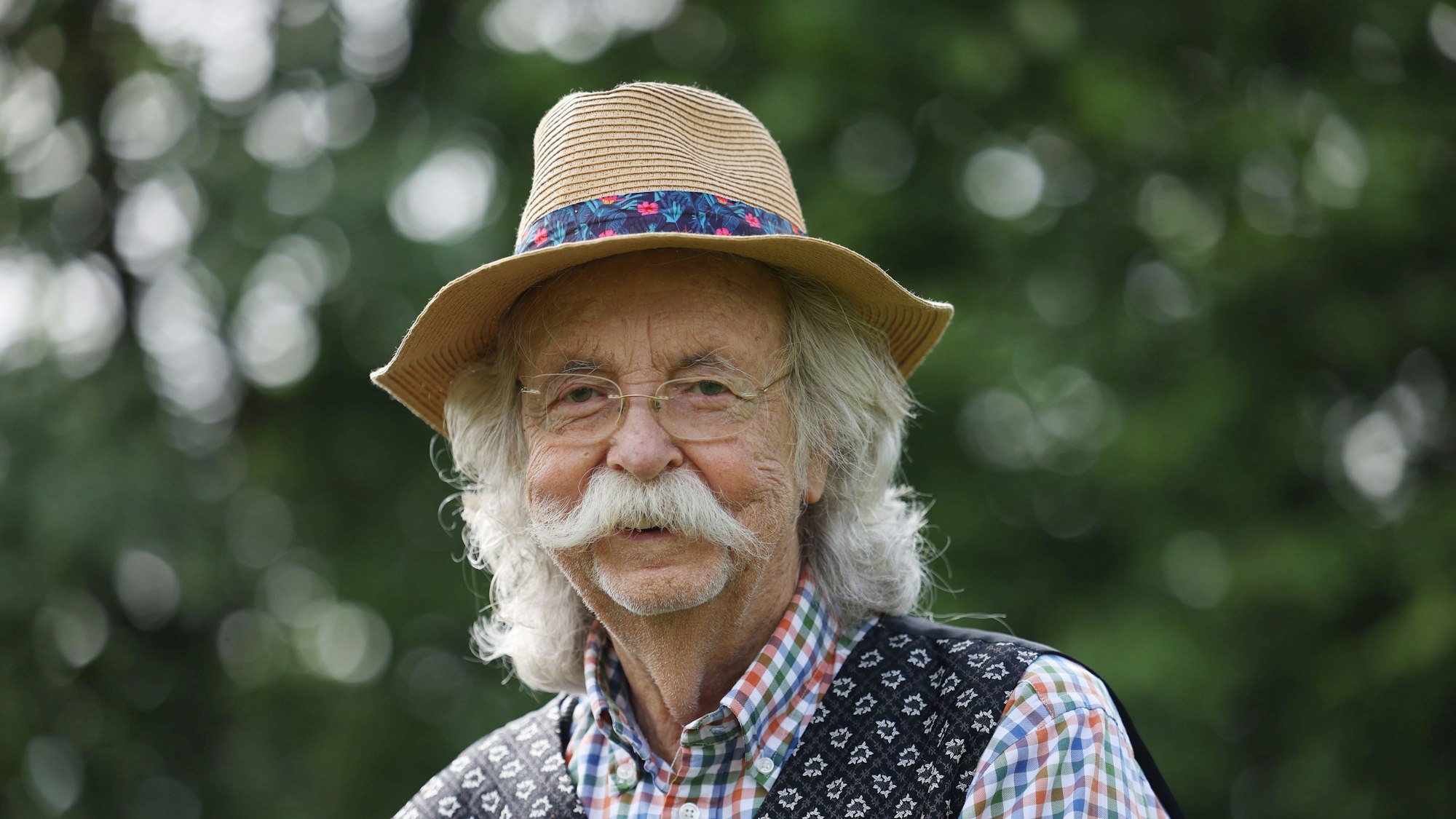 Jean Pütz, Wissenschaftsjournalist und Fernsehmoderator, steht in seinem Garten.