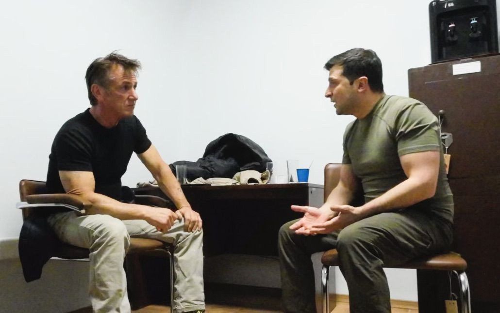 US-Schauspieler Sean Penn (l) und der ukrainische Präsident Wolodymyr Selenskyj in einer Szene des Dokumentarfilms „Superpower“.