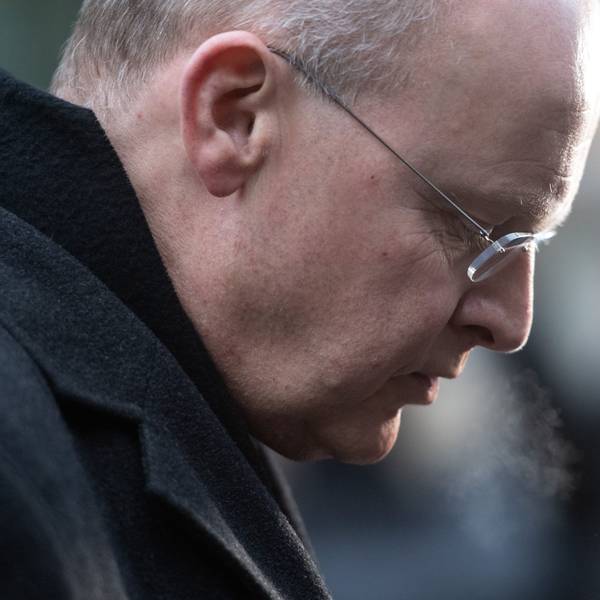 Franz-Josef Overbeck, Bischof von Essen, spricht zu Journalisten und Bürgern.