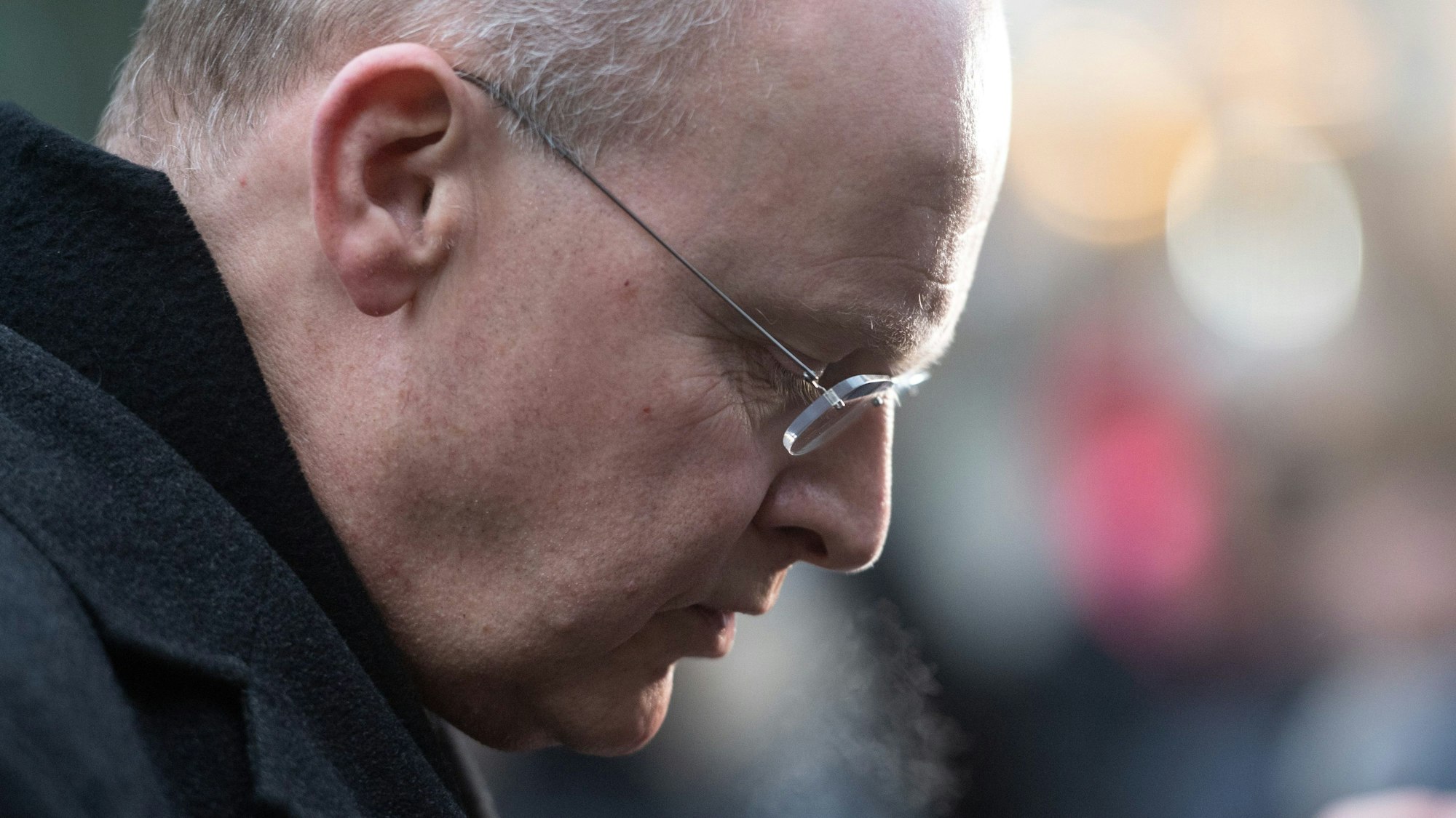 Franz-Josef Overbeck, Bischof von Essen, spricht zu Journalisten und Bürgern.