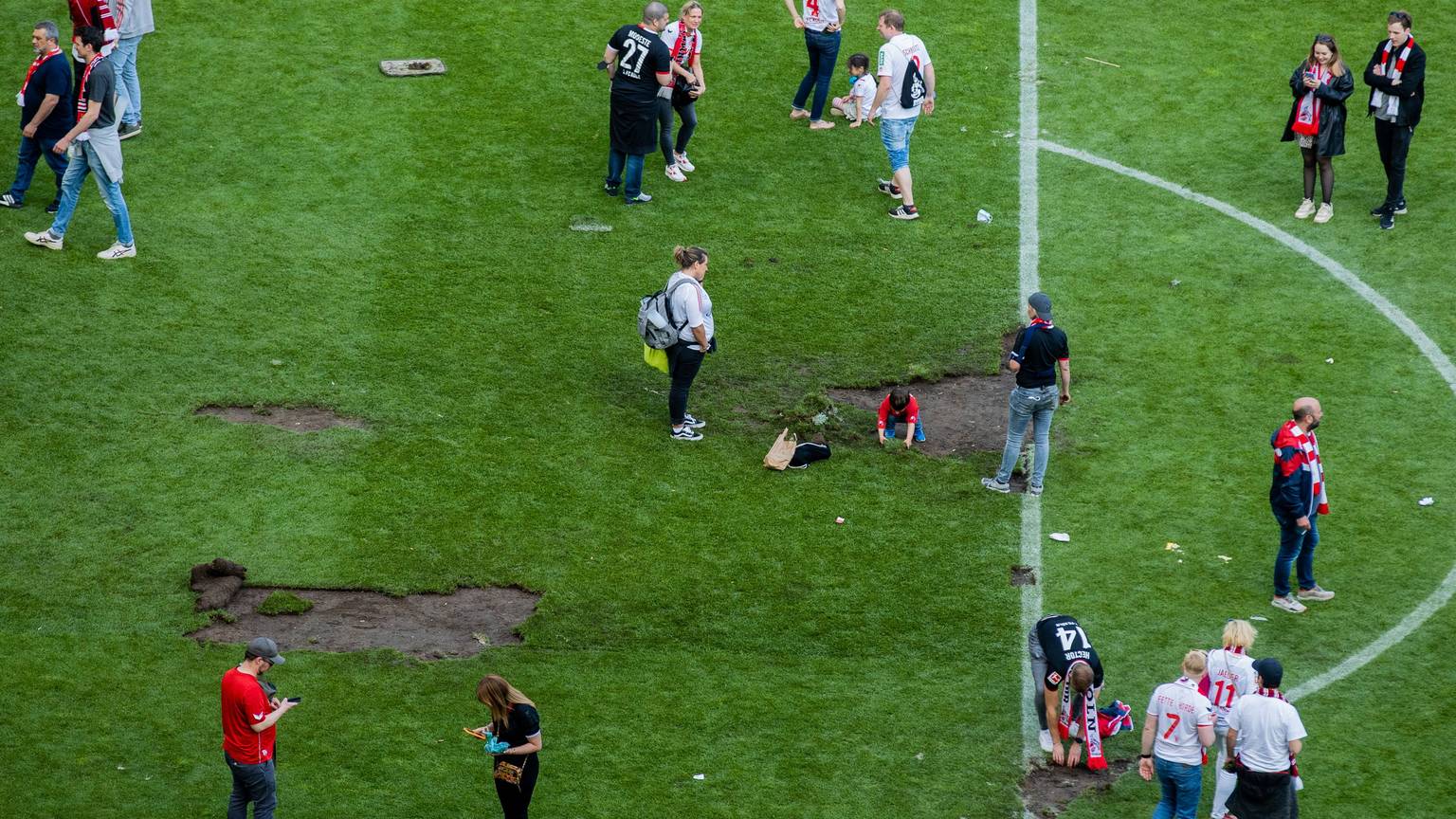 Der Rasen war nach dem Einzug in die Conference-League für viele FC-Fans ein begehrtes Andenken.