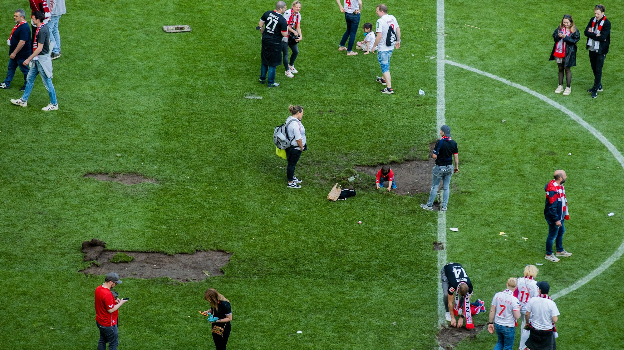 Der Rasen war nach dem Einzug in die Conference-League für viele FC-Fans ein begehrtes Andenken.