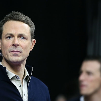 ARD-Moderator Alexander Bommes blickt bei einem Handball-Spiel ernst in die Kamera.