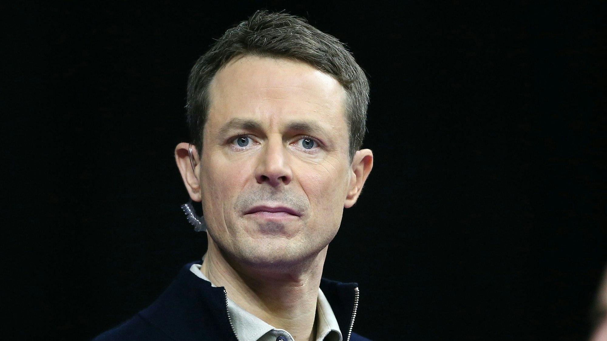 ARD-Moderator Alexander Bommes blickt in die Kamera.