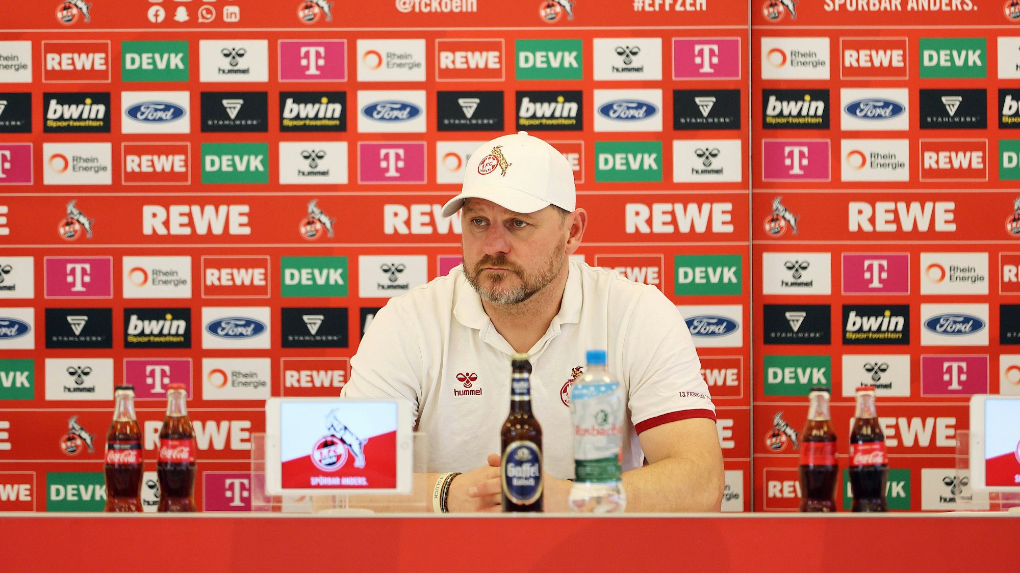Steffen Baumgart bei der Pressekonferenz zum Auswärtsspiel in Stuttgart