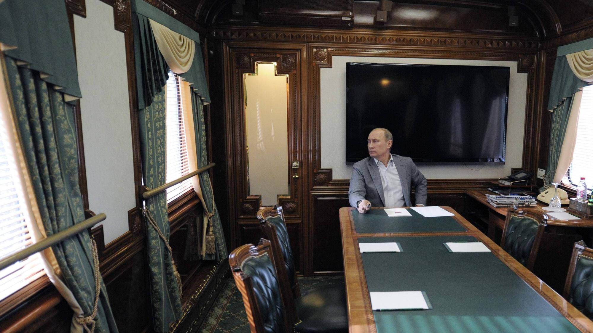 Putin in seinem Präsidentenzug im Jahr 2012, offenbar einem Vorgängermodell eines neuen Sonderzugs.