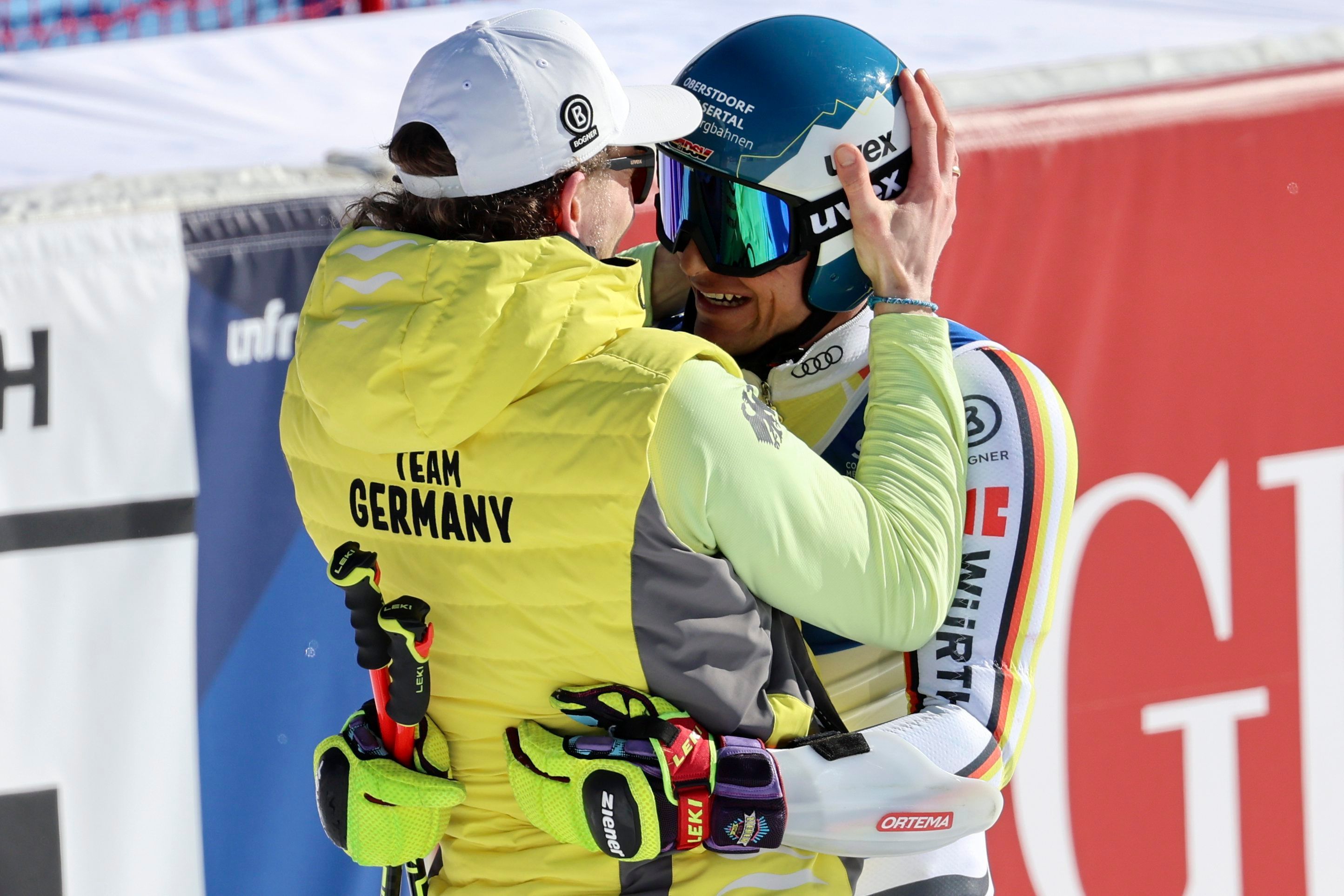 Alexander Schmid jubelt mit seinem Trainer.