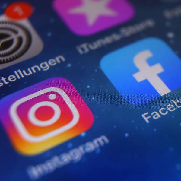Auf dem Bildschirm eines Smartphones sind die Icons von Instagram, Facebook und WhatsApp zu sehen.