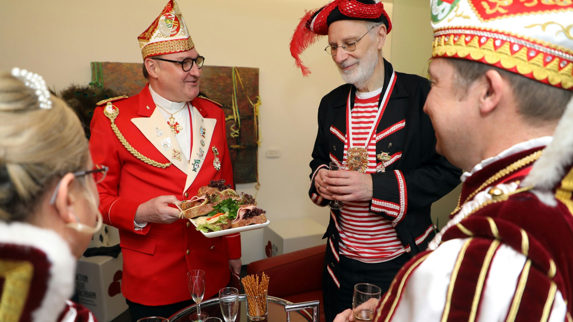 Norbert Hörter, der Regimentspfarrer der Gladbacher Prinzengarde, serviert Weihbischof Ansgar Puff im Piratenkostüm sowie Prinz und Jungfrau des Bergisch Gladbacher Dreigestirns Häppchen.