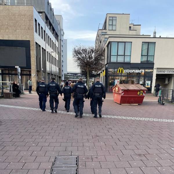 Polizeikräfte an Weiberfastnacht in Siegburg.