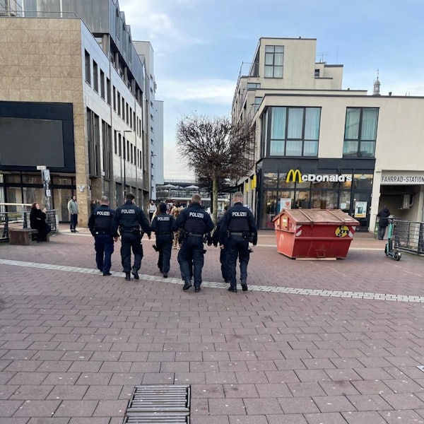 Polizeikräfte an Weiberfastnacht in Siegburg.