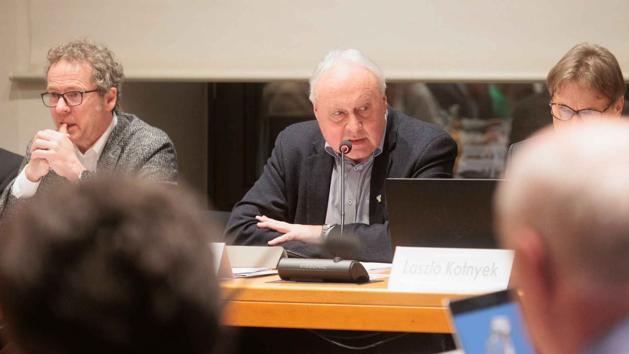 In der Sitzung des Engelskirchener Gemeinderates sitzt der Bürgermeister neben seinem allgemeinen Vertreter und dem Gemeindekämmerer.