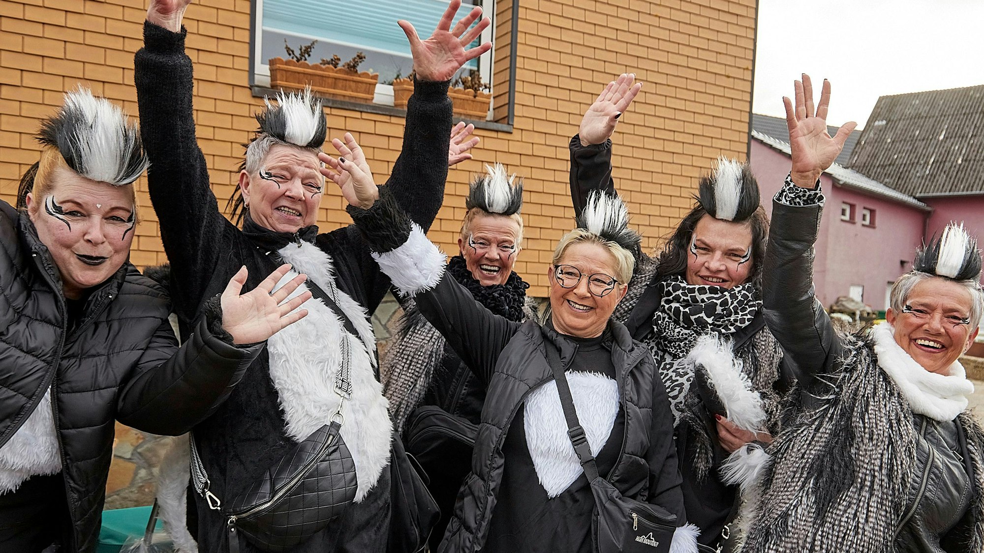 Bester Stimmung waren die als Stinktiere verkleideten Jecken im Wahlener Karnevalszug.
