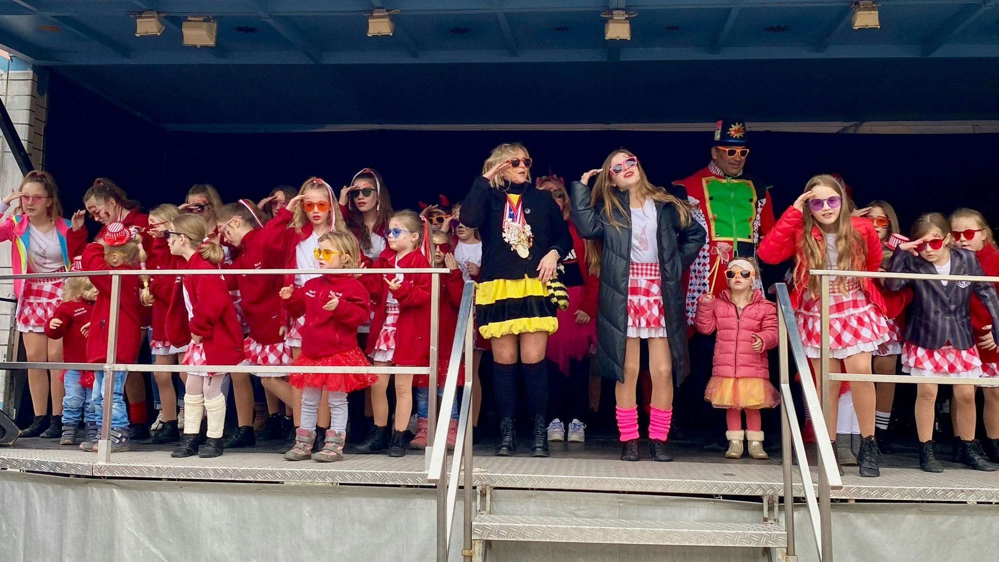 Beim Gorillatanz machte Bürgermeisterin Sabine Preiser-Marian, die als fleißiges Bienchen unterwegs war, begeistert mit.