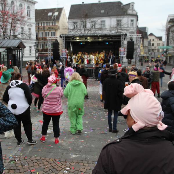 Weiberfastnacht in Siegburg auf dem Markt.