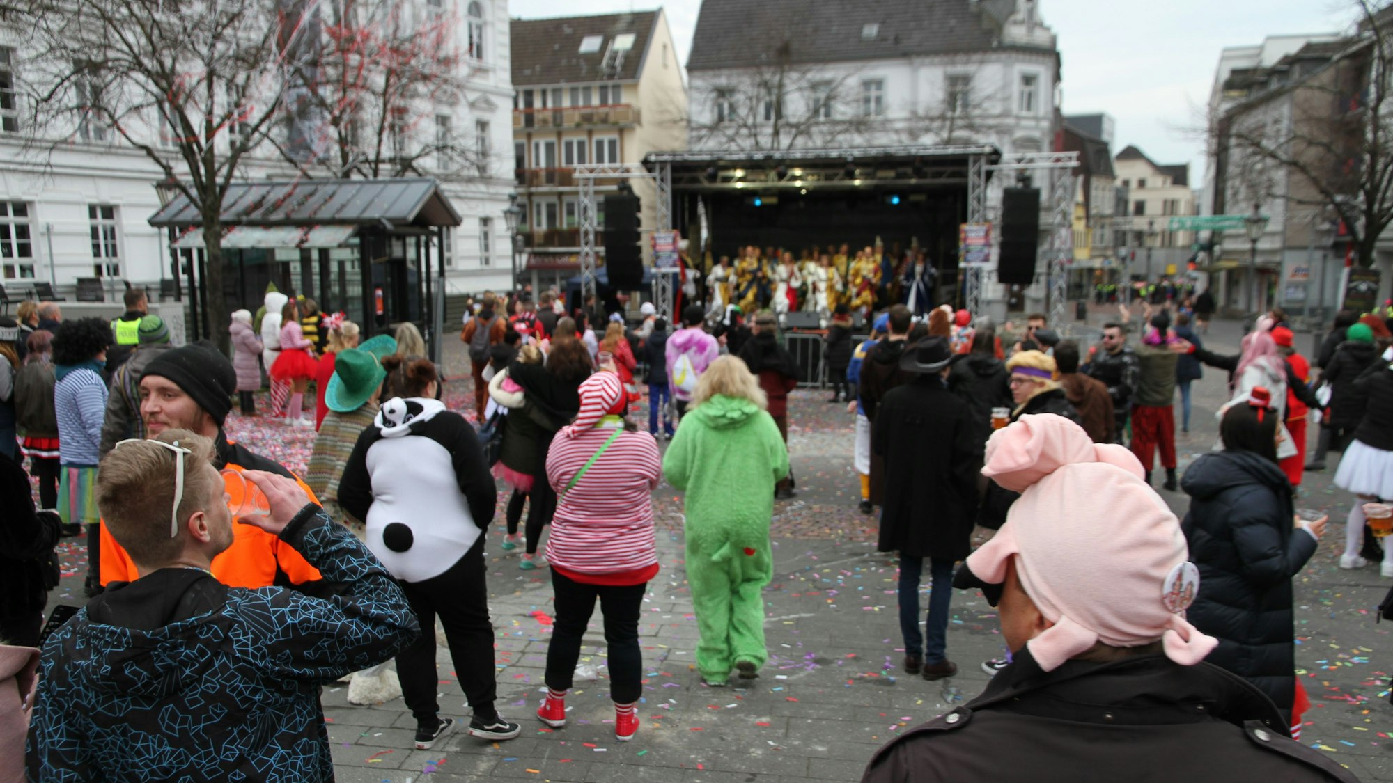 Weiberfastnacht in Siegburg auf dem Markt.
