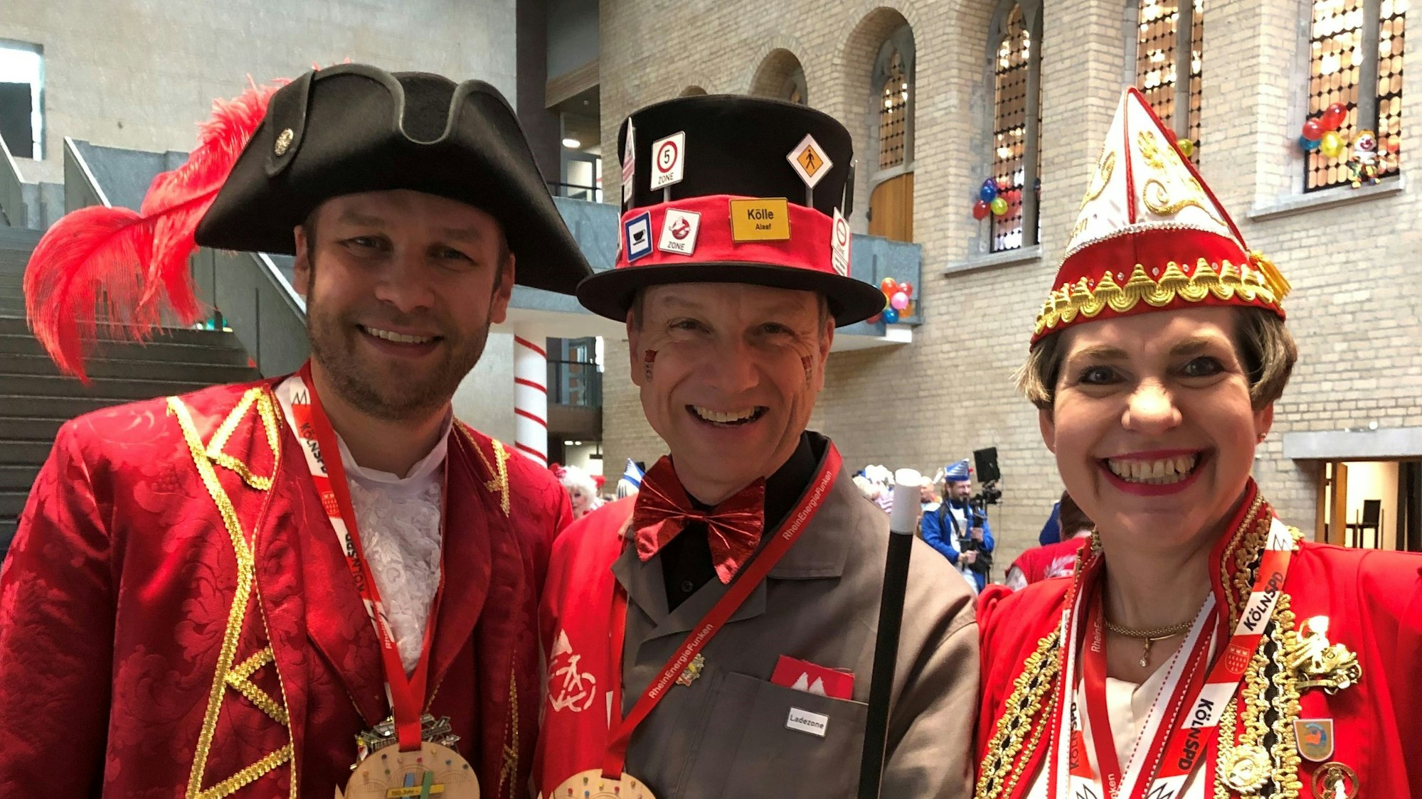 Verkehrsdezernent Ascan Egerer (M.) feiert im Historischen Rathaus mit Rheinenergie-Vorständin Susanne Fabry und Schuldezernent Robert Voigtsberger. Dezernent Egerer will als Zauberer die Verkehrswende in Köln herbeizaubern.