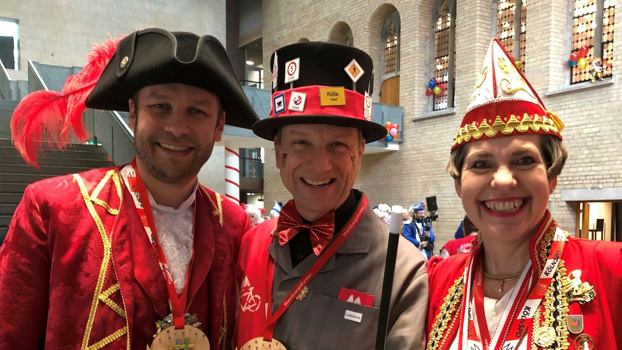 Verkehrsdezernent Ascan Egerer (M.) feiert im Historischen Rathaus mit Rheinenergie-Vorständin Susanne Fabry und Schuldezernent Robert Voigtsberger. Dezernent Egerer will als Zauberer die Verkehrswende in Köln herbeizaubern.