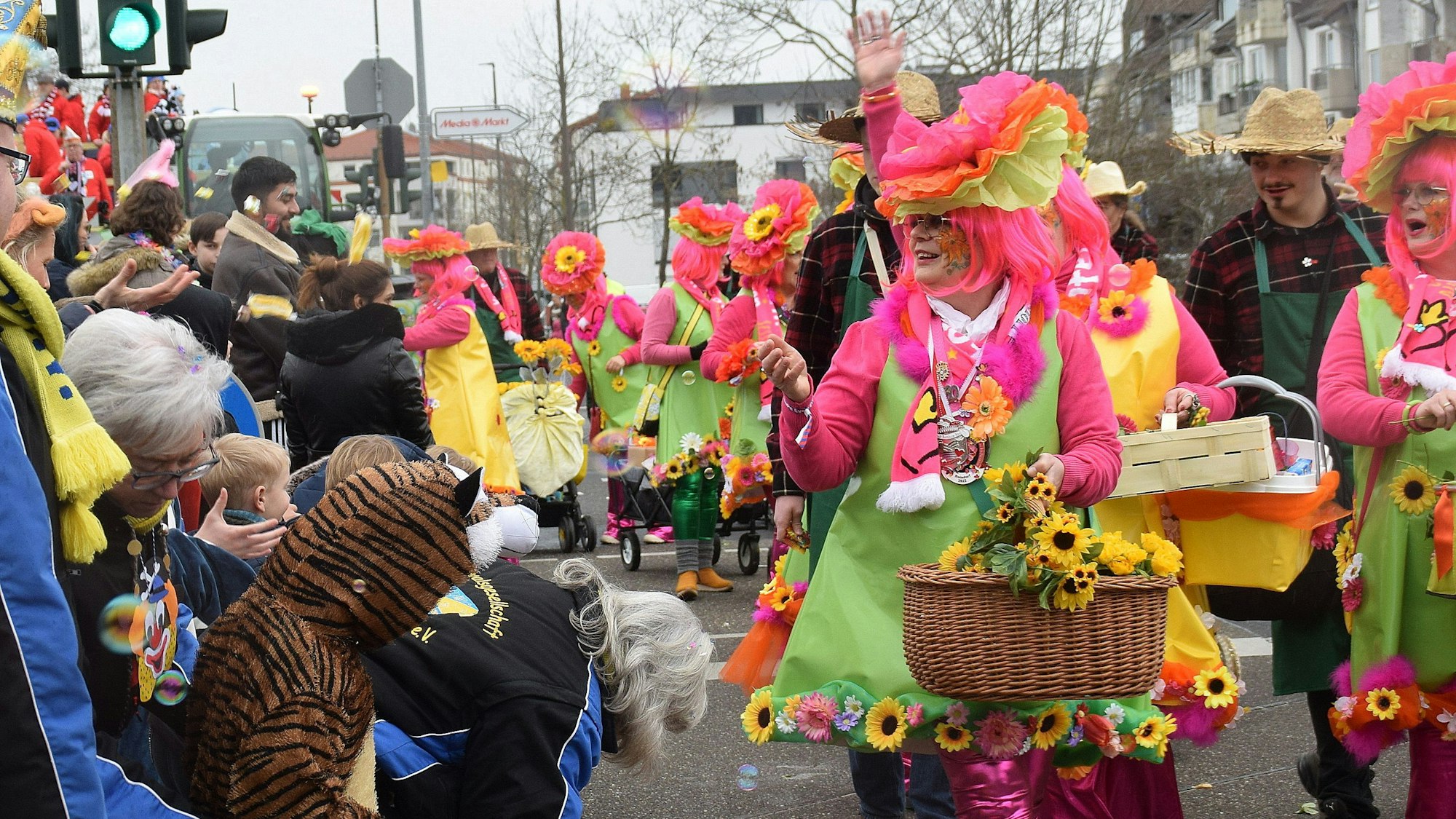 16. Februar Bornheim-Roisdorf Weiberfastnachtszug. Doe Gruppe "Sonnenblumen" kam in bunten Kostümen und feierte ihr 22-jähriges Bestehen. Foto: Frank Engel-Strebel