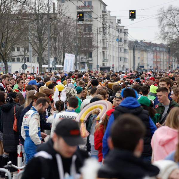 Gut gefüllt war an Weiberfastnacht auch der Bereich vor der Unimensa auf der Zülpicher Straße.
