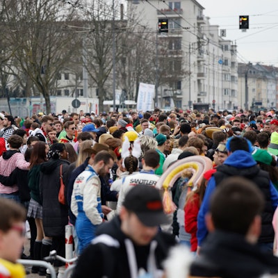 Gut gefüllt war an Weiberfastnacht auch der Bereich vor der Unimensa auf der Zülpicher Straße.