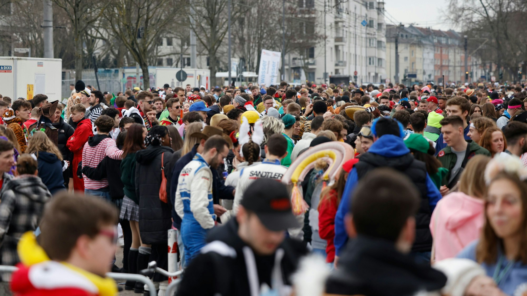 Gut gefüllt war an Weiberfastnacht auch der Bereich vor der Unimensa auf der Zülpicher Straße.