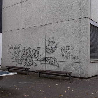 Ein Schulgebäude mit Farbschmierereien an der Fassade.