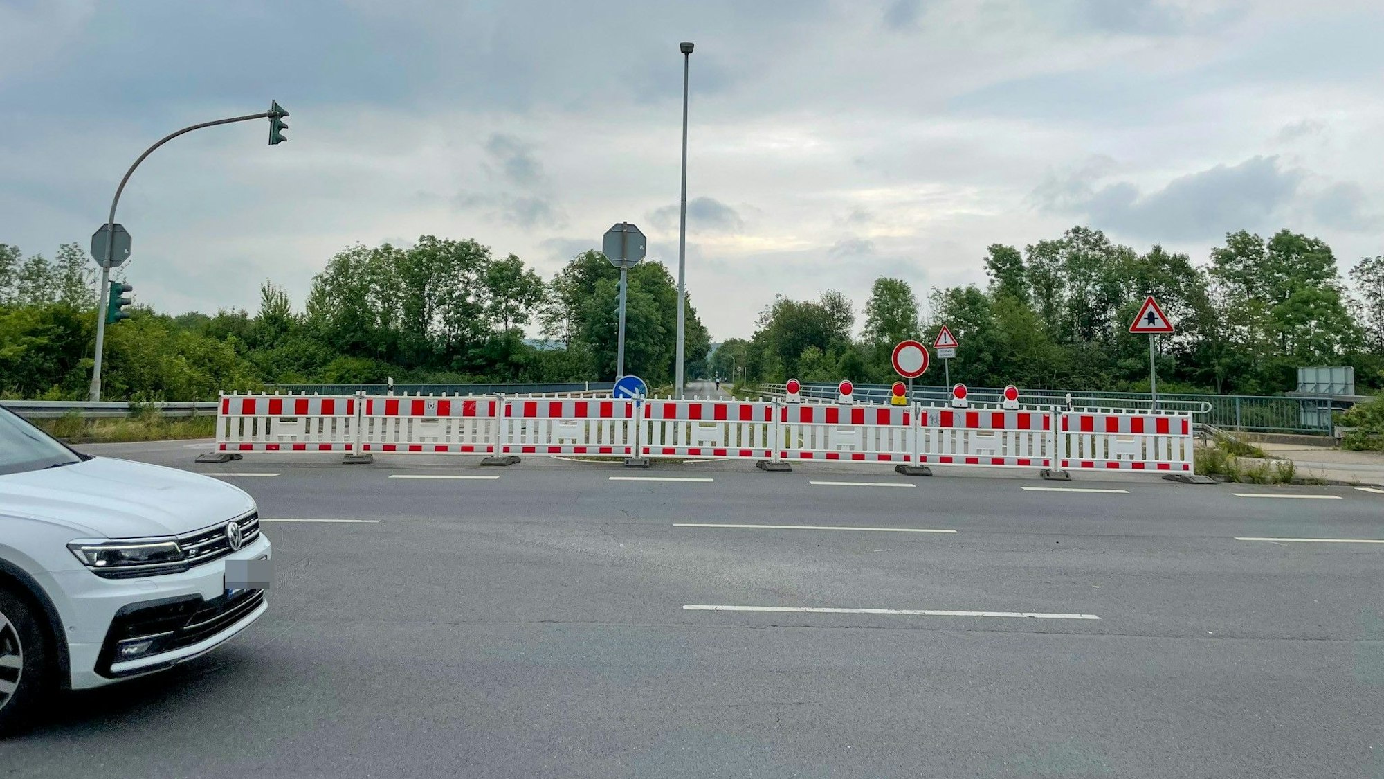 Das Foto zeigt die gesperrte Ahe zwischen Bergheim-Ahe und Quadrath-Ichendorf.