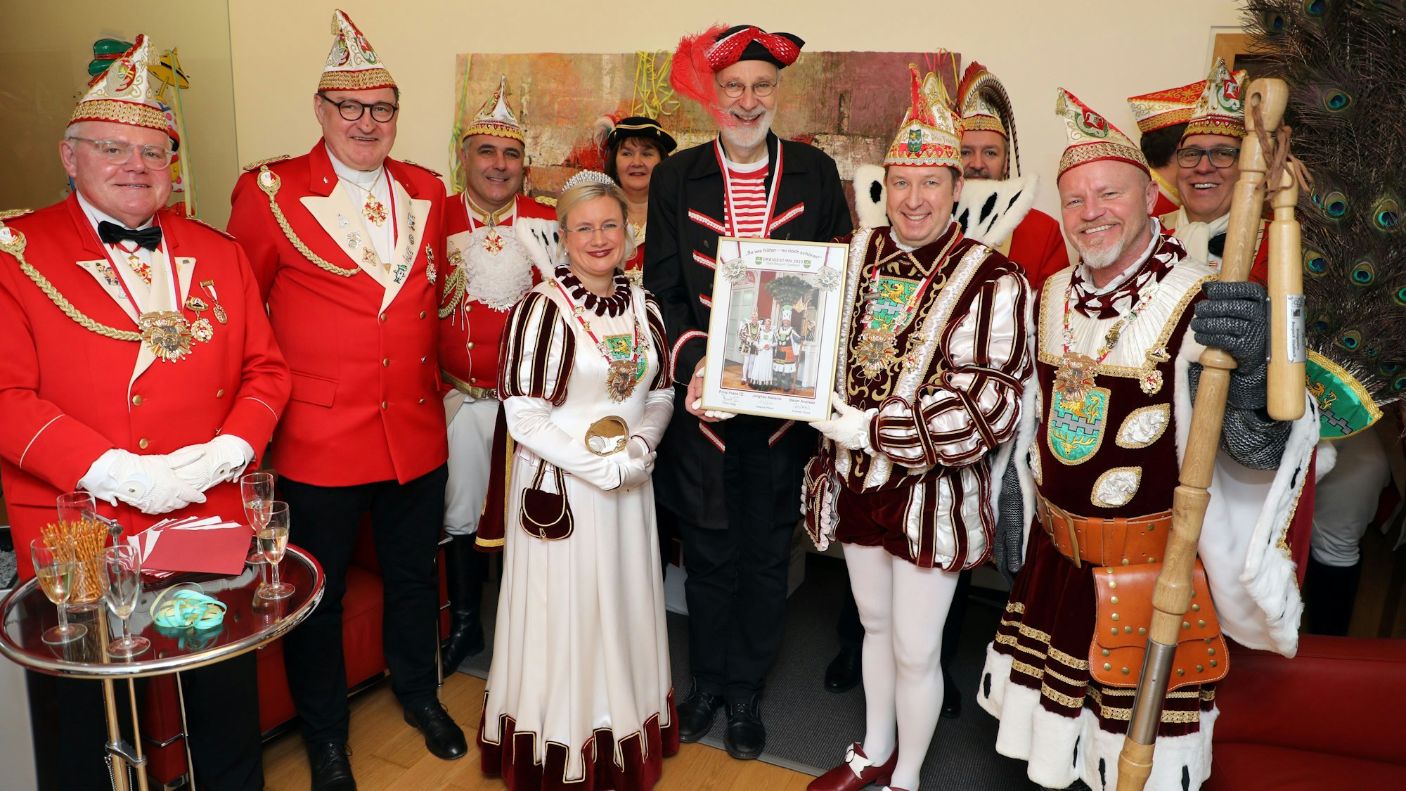 Bergisch Gladbachs Dreigestirn überreicht ein Bild an Weihbischof Ansgar Puff, der als Pirat kostümiert ist.