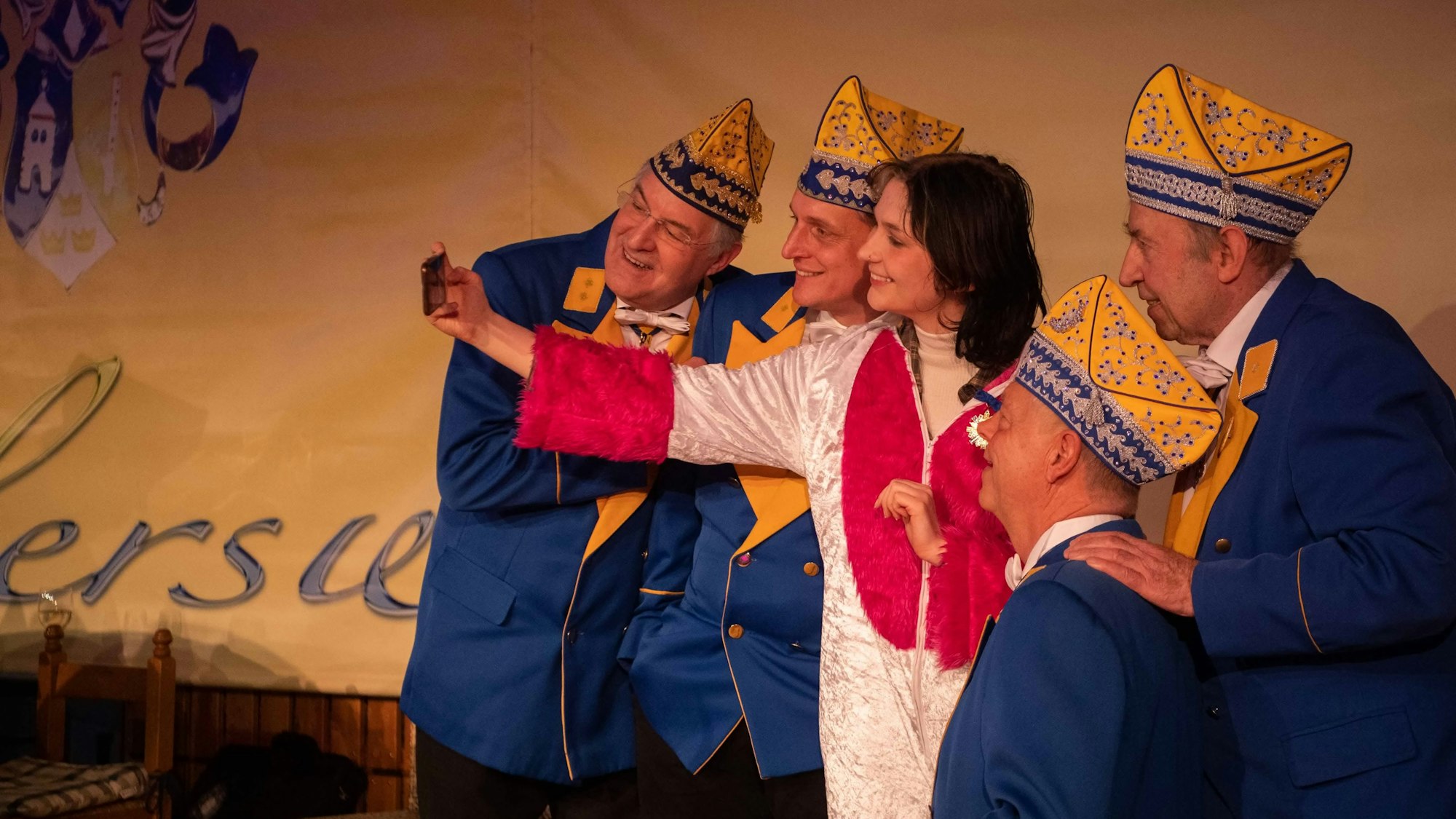 Volontärin Elena Pintus macht bei der Damensitzung in Weilerswist in Selfie mit dem Elferrat.